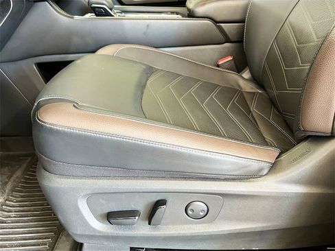 Used 2024 Nissan Pathfinder Platinum image 19