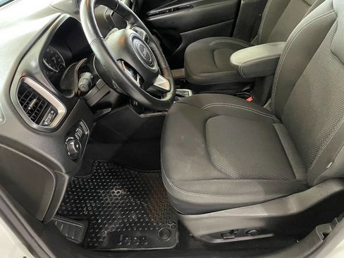 Used 2023 Jeep Renegade Latitude w/ Premium Group image 17