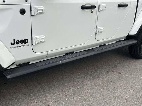 Used 2023 Jeep Gladiator Sport image 14