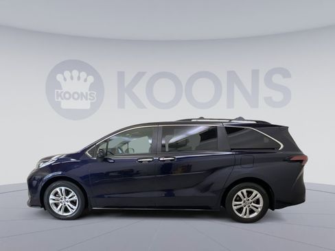 Used 2023 Toyota Sienna XSE w/ XSE Plus Package AWD/4WD image 5