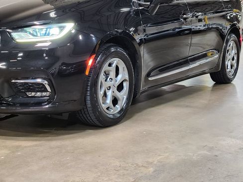 Used 2023 Chrysler Pacifica Limited w/ Uconnect Theater Family Group FWD image 17
