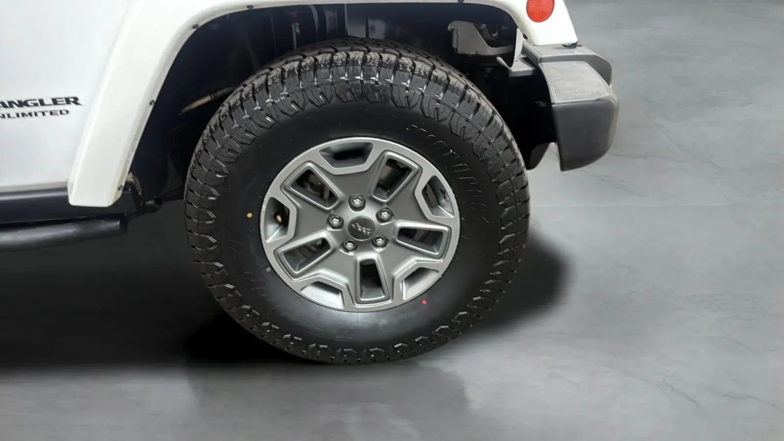 Used 2015 Jeep Wrangler Unlimited Rubicon w/ Connectivity Group AWD/4WD image 23