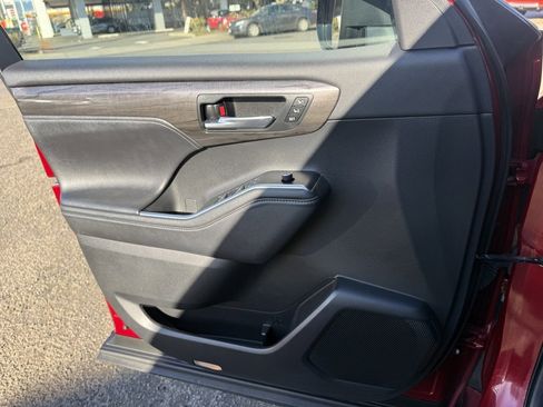 Used 2020 Toyota Highlander Limited image 27