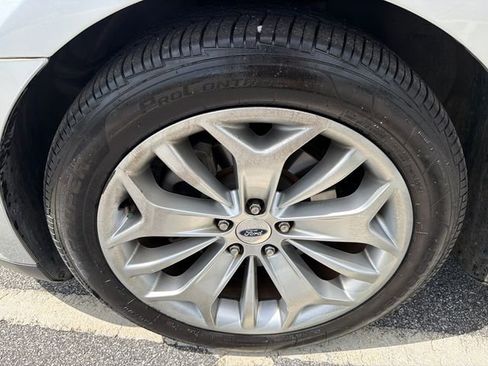 Used 2019 Ford Taurus Limited FWD image 11