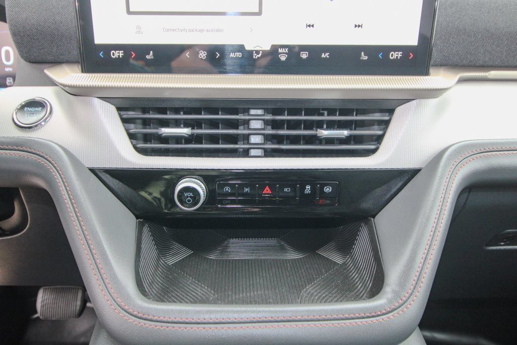 Used 2025 Ford Explorer Active AWD/4WD image 28