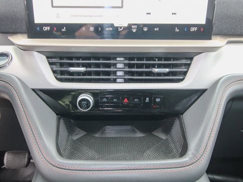 Used 2025 Ford Explorer Active AWD/4WD image 28