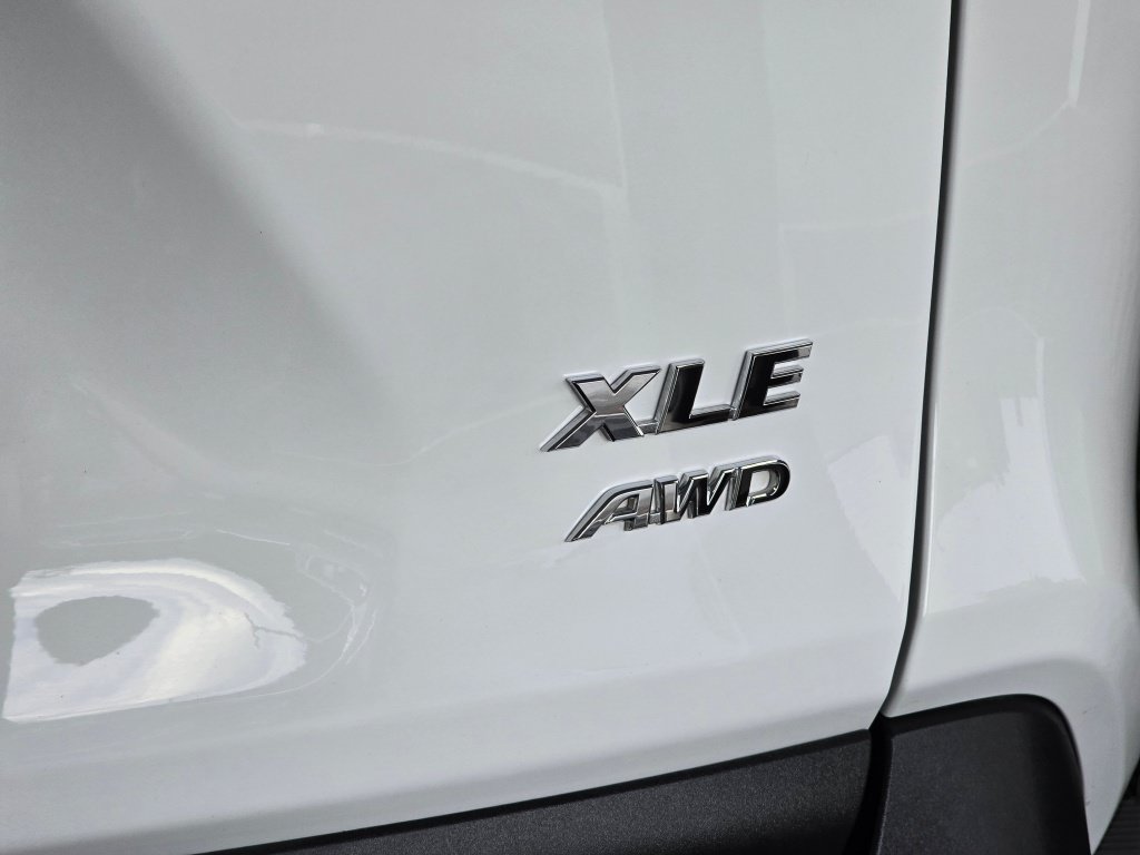 Used 2025 Toyota RAV4 XLE AWD/4WD image 15