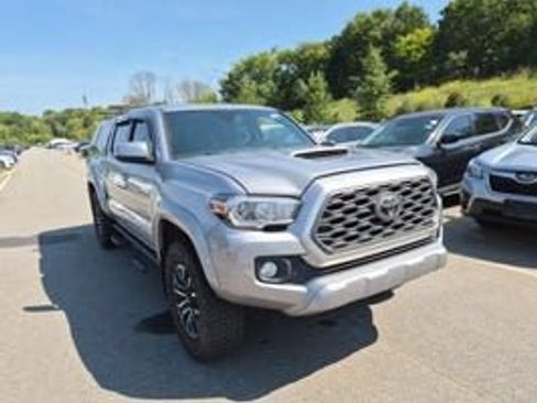 Used 2020 Toyota Tacoma TRD Sport w/ TRD Premium Sport Package AWD/4WD image 3