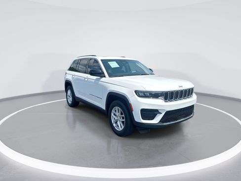 Used 2023 Jeep Grand Cherokee Laredo X AWD/4WD image 2