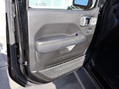 Used 2022 Jeep Gladiator Overland image 18