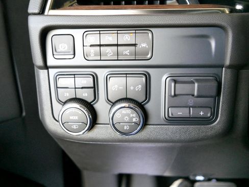 Used 2025 Chevrolet Suburban High Country image 18