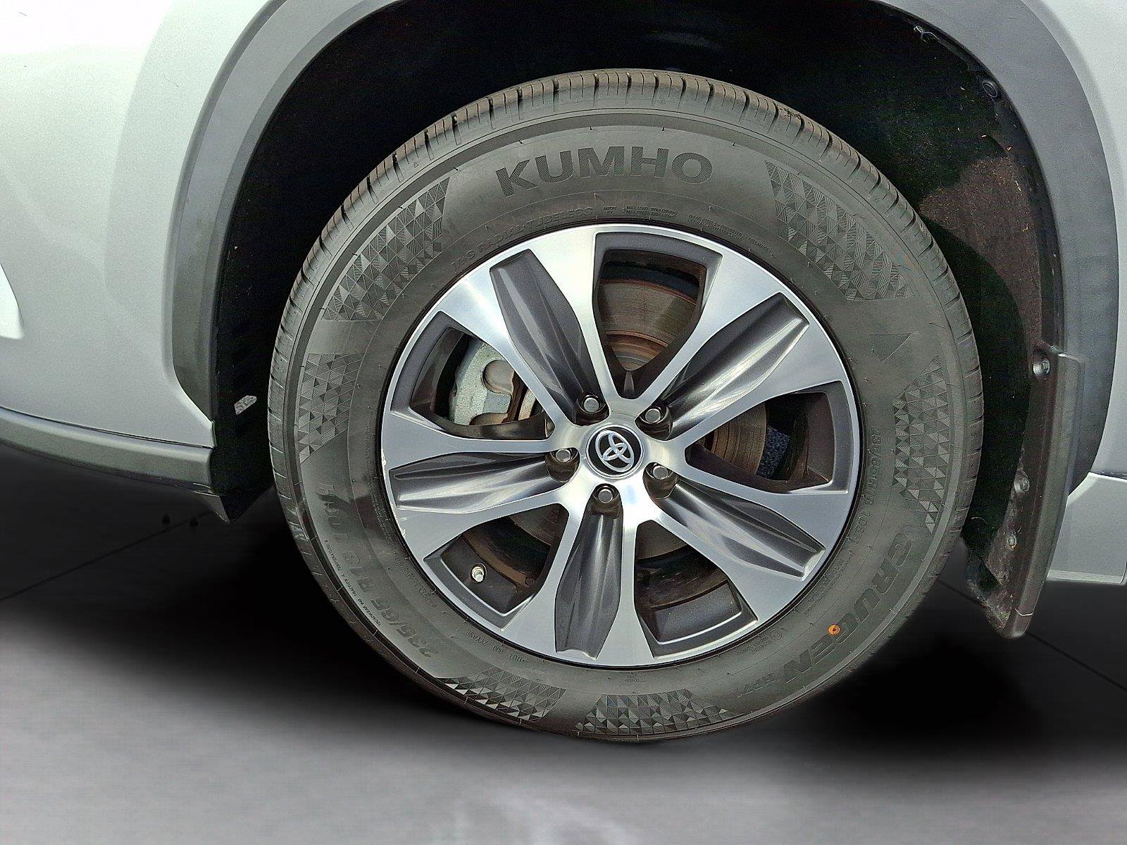 Used 2023 Toyota Highlander XLE AWD/4WD image 8