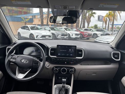 Used 2025 Hyundai Venue SEL FWD image 33