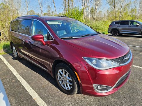 Used 2020 Chrysler Pacifica Touring-L FWD image 3