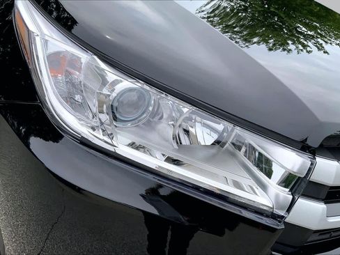 Used 2019 Toyota Highlander LE AWD/4WD image 27