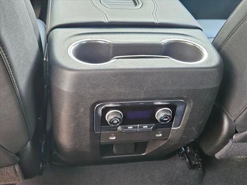 Used 2024 Chevrolet Suburban LT RWD image 17