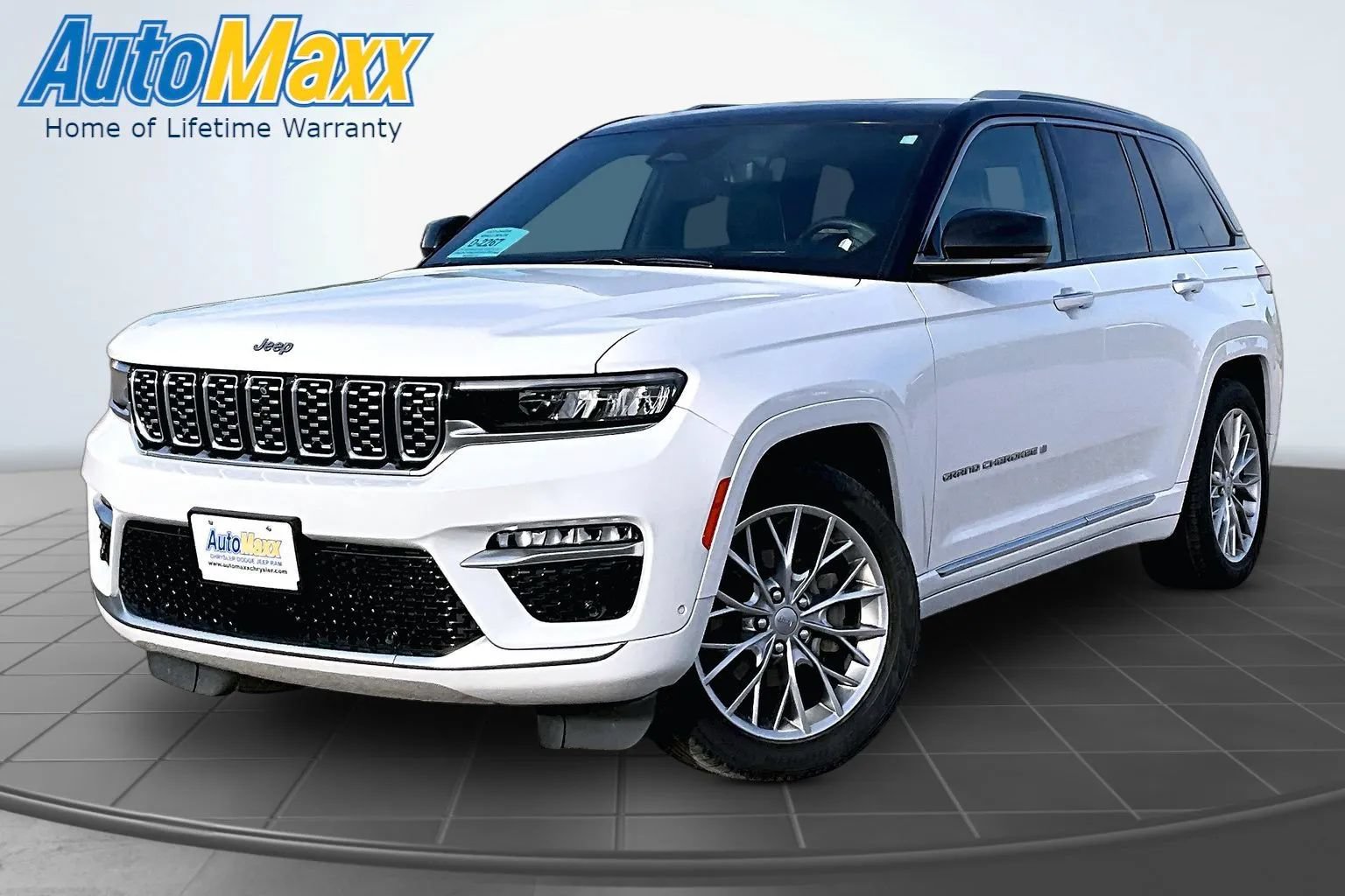 Used 2023 Jeep Grand Cherokee Summit w/ Adv Protech Group IV AWD/4WD image 1