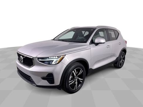 Used 2023 Volvo XC40 B5 Core image 8