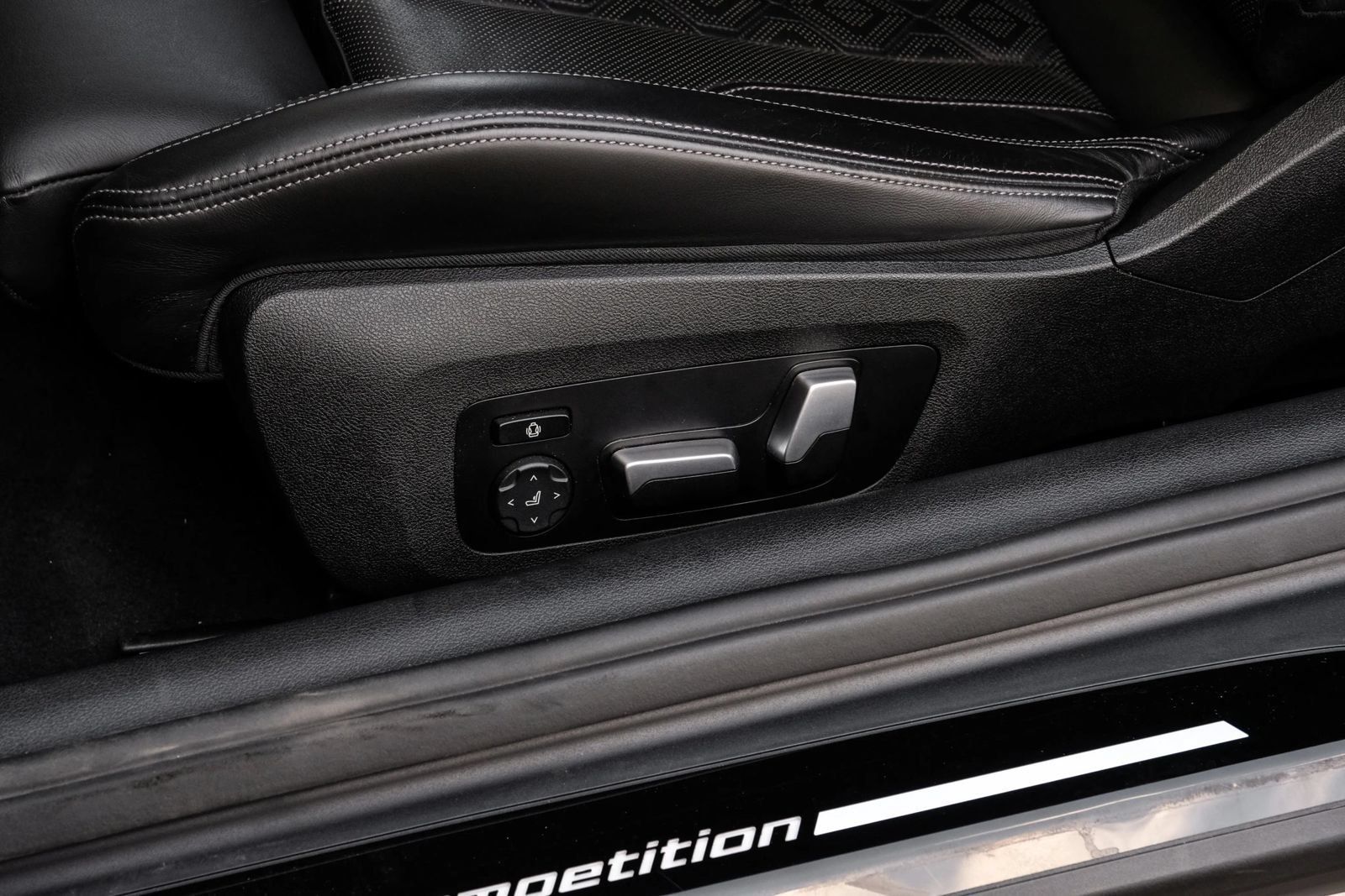 Used 2022 BMW M8 Competition w/ M Carbon Exterior Package AWD/4WD image 36