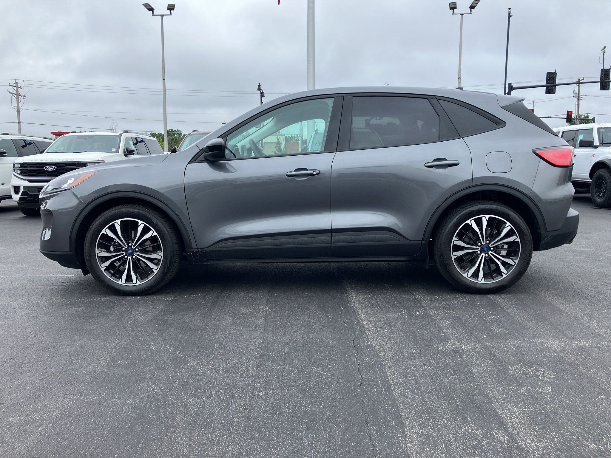 Used 2022 Ford Escape SE w/ SE Sport Appearance Package FWD image 2
