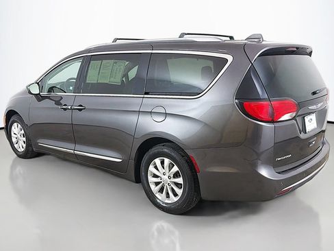 Used 2019 Chrysler Pacifica Touring-L FWD image 9