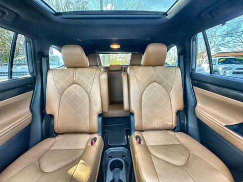 Used 2024 Toyota Highlander Platinum image 31