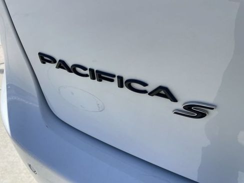 Used 2021 Chrysler Pacifica Touring-L w/ Uconnect Theater Family Group FWD image 32