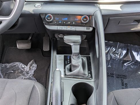 Used 2022 Hyundai Elantra SEL FWD image 19