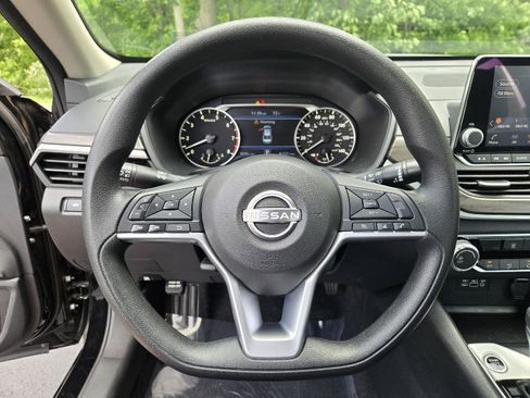 Used 2025 Nissan Altima 2.5 SV FWD image 16
