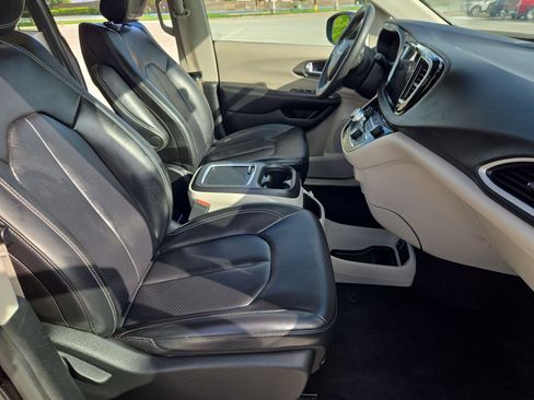 Used 2023 Chrysler Pacifica Touring-L FWD image 31