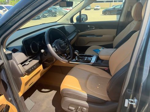 Used 2024 Kia Carnival EX FWD image 10