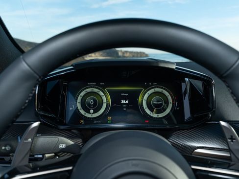 Used 2025 Aston Martin V8 Vantage Coupe RWD image 13