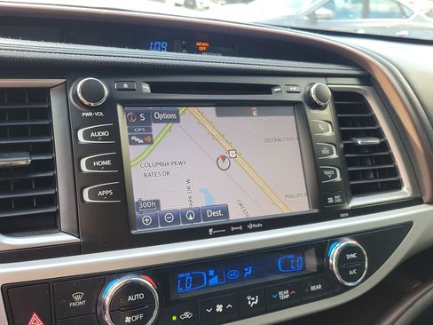 Used 2018 Toyota Highlander XLE FWD image 24