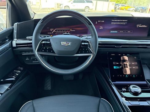 New 2026 Cadillac Escalade ESV Luxury AWD/4WD image 17