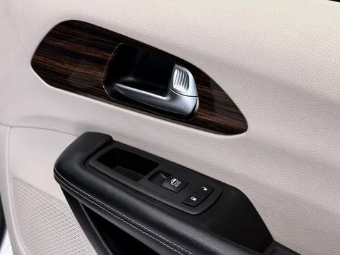 Used 2023 Chrysler Pacifica Limited FWD image 26