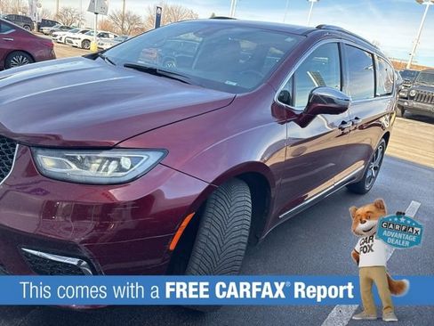 Used 2021 Chrysler Pacifica Limited w/ Uconnect Theater Family Group image 2