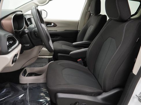 Used 2023 Chrysler Voyager LX image 15