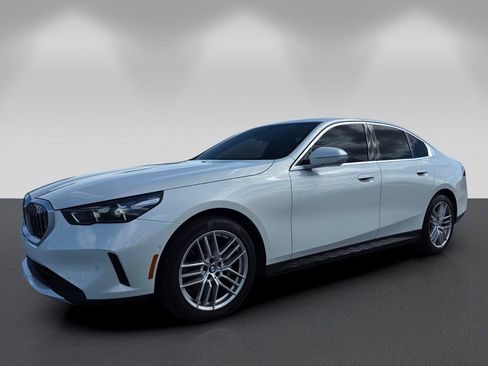Certified 2025 BMW 530i RWD image 8