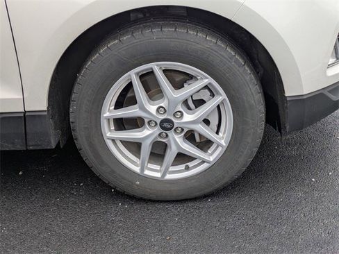 Certified 2024 Ford Edge SEL w/ Convenience Package image 4