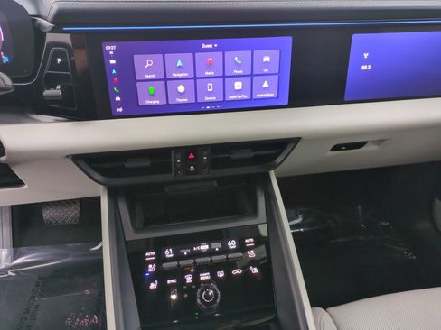 Certified 2025 Porsche Macan 4 Electric AWD/4WD image 16