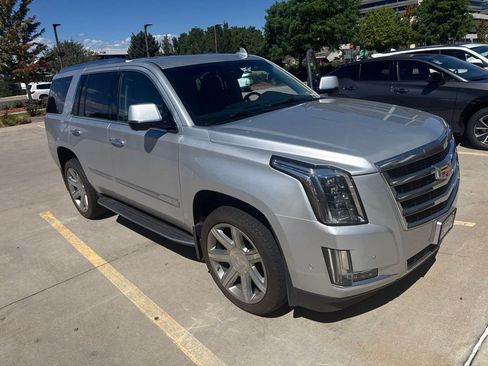 Used 2017 Cadillac Escalade Luxury AWD/4WD image 3
