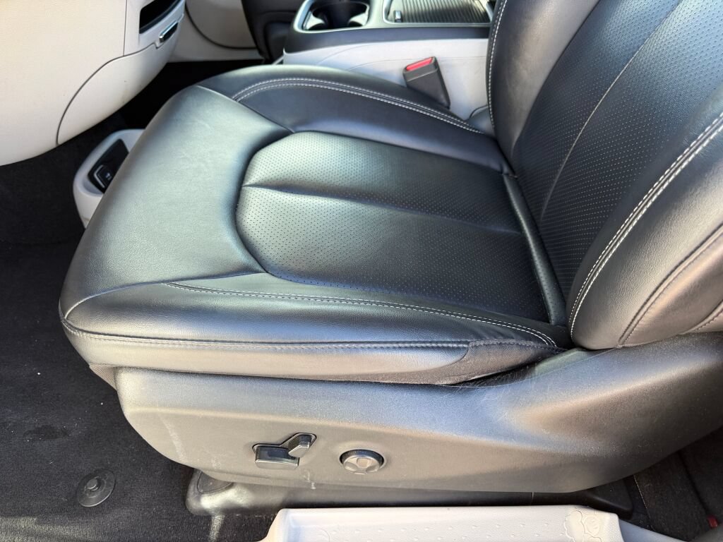 Used 2024 Chrysler Pacifica Touring-L FWD image 23