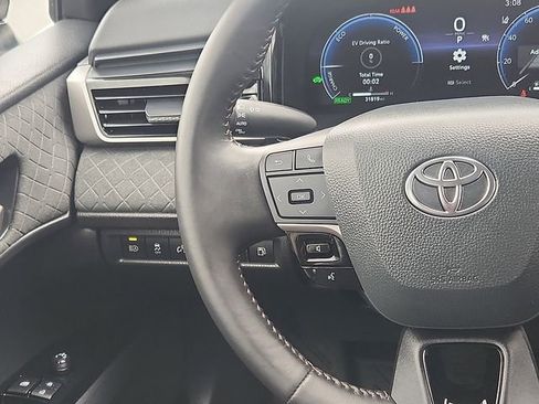 Used 2025 Toyota Camry XLE image 14