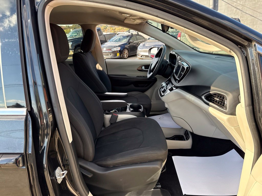 Used 2018 Chrysler Pacifica Touring Plus w/ Tire & Wheel Group FWD image 39