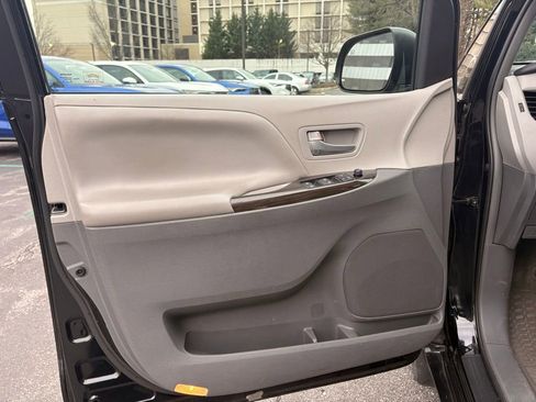 Used 2016 Toyota Sienna XLE image 30