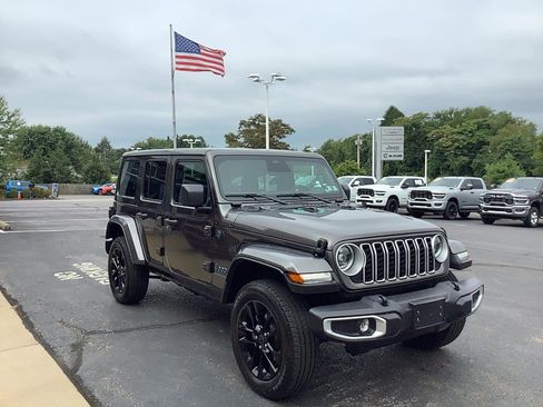 Certified 2025 Jeep Wrangler Unlimited Sahara w/ Safety Group AWD/4WD image 3