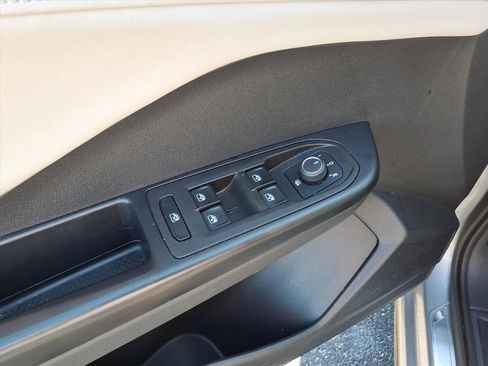 Used 2025 Volkswagen Taos SE AWD/4WD image 18