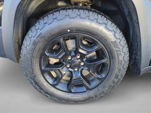 Used 2019 Jeep Cherokee Trailhawk image 25