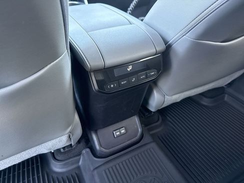 Used 2023 Toyota Highlander XLE AWD/4WD image 28