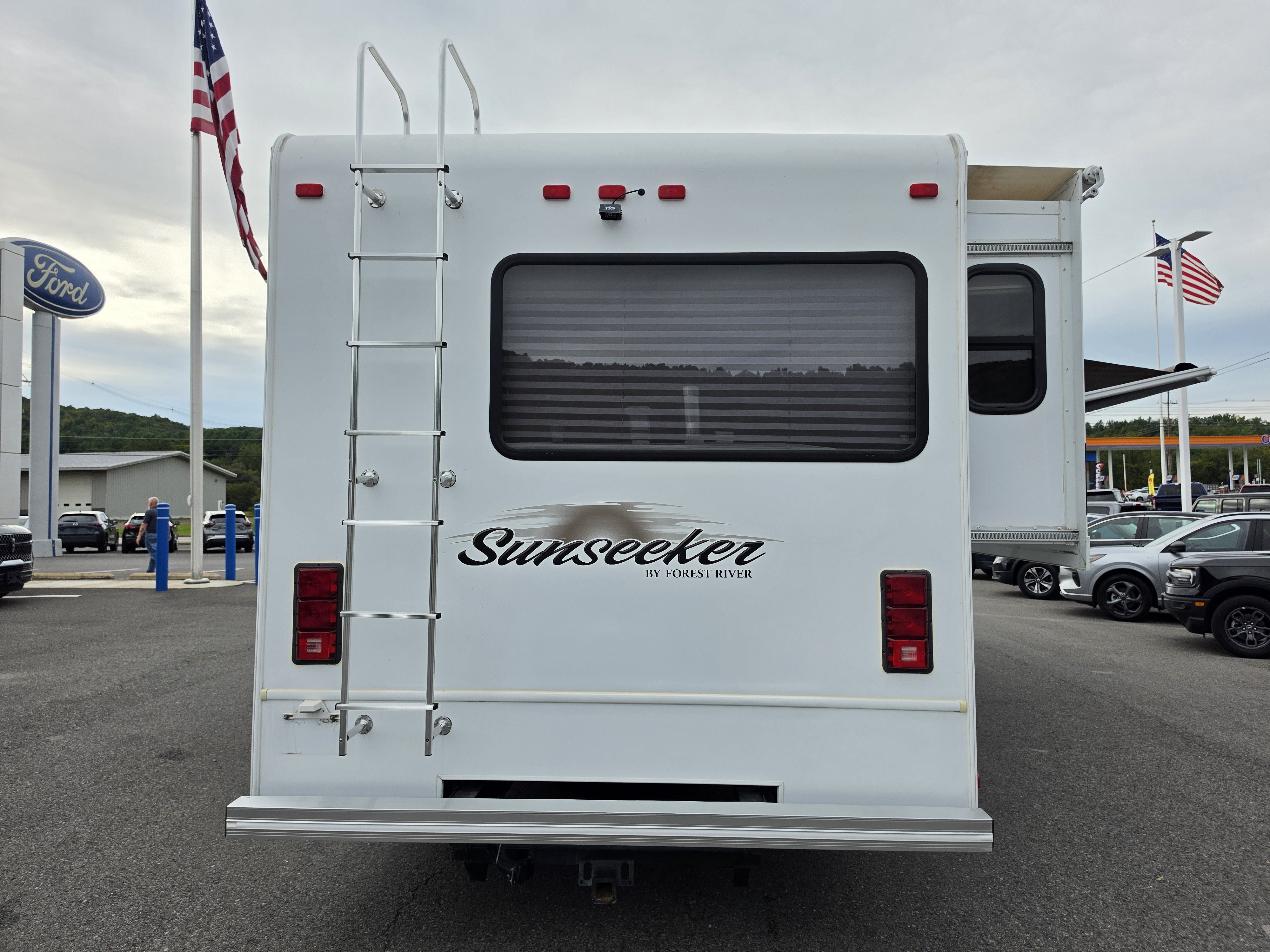 Used 2012 Ford E-450 and Econoline 450 Super Duty w/ Motorhome Prep Pkg RWD image 4